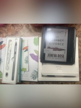 Kobo Libra Colour eReader Bundle – Excellent Condition